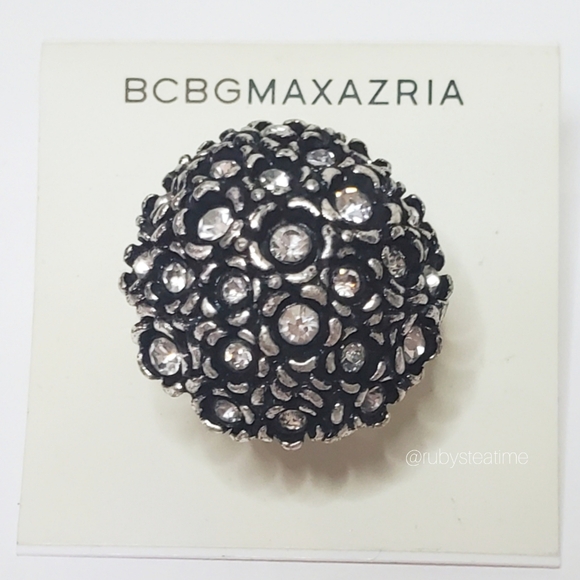 ✨️SALE✨️ 2 for $13✨️ BCBG Crystal / Metal Floral Cocktail Ring, Holiday, NWT - Picture 2 of 10